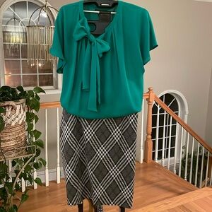 Adorable skirt! Black, white and gray plaid stretch knit pencil skirt, size 18.